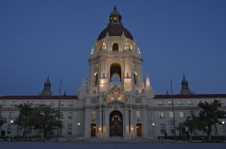 Fotografia notturna della Pasadena City Hall - © Angel DiBilio / Shutterstock.com