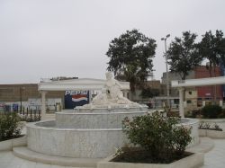 Paseo de las Muses nella città di Chiclayo, Perù. Una decorazione scultorea in marmo bianco impreziosisce questo angolo del centro storico cittadino - © mikluha_maklai / Shutterstock.com ...