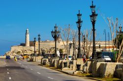 L'estremità settentrionale del Paseo del Prado, una delle strade più famose dell'Avana. Sullo sfondo il faro del Castillo de El Morro.