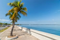 Paseo del Prado, il lungomare (Malecòn) che costeggia la Baia di Cienfuegos (Cuba).