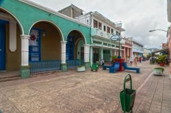 Paseo di Holguin, Cuba. Situata nel centro cittadino, su questa via si affacciano botteghe e negozi frequentati da residenti e turisti - © Tony Zelenoff / Shutterstock.com