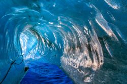 Passaggio all'interno del ghiacciaio Mer de Glace di Chamonix, Francia. Grazie alla ferrovia Chamonix-Montenvers a cremagliera i turisti possono accedervi facilmente.

