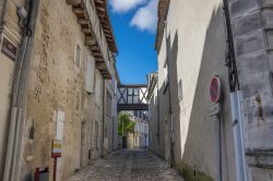 Passaggio coperto tra due edifici antichi nel centro di Cognac, Francia - © gumbao / Shutterstock.com