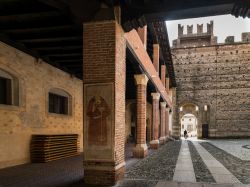 Passaggio in bici nel cortile interno del castello di Marostica, Vicenza, Veneto - © pointbreak / Shutterstock.com