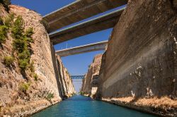 Passaggio nel canale di Corinto con uno yacht, Peloponneso (Grecia). Il transito è limitato a navi di stazza medio-piccola (circa 10 mila tonnellate).

