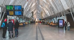 Passeggeri all'interno della stazione ferroviaria di Saint Roch a Montpellier, Francia, in inverno - © Pierre-Olivier / Shutterstock.com