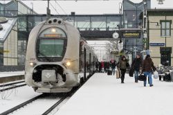 Passeggeri in salita sul treno per la capitale Stoccolma dalla stazione di Vasteras, Svezia.  - © pownibe / Shutterstock.com