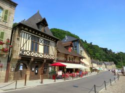 Passeggiando nel centro di Dinan, in Bretagna. La cittadina è considerata in assoluto uno dei borghi più belli di Francia - foto © art_of_sun / Shutterstock.com