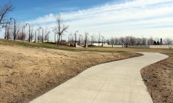 Passeggiata nella cittadina di Fargo nei pressi del Veterans Memorial Bridge, Nord Dakota, Stati Uniti.
