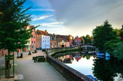 Passeggiata al tramonto lungo il fiume Wensum a Norwich, Norfolk, Inghilterra.
