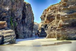 Passeggiata con la bassa marea tra le cattedrali di roccia della spiaggia di Ribadeo in Spagna