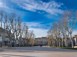 La passeggiata di Cours Mirabeau nel centro di Narbonne in una soleggiata giornata invernale, Francia.
