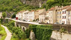 Passeggiata e pista ciclabile nella città di Cahors, Francia.

