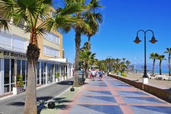 Passeggiata e spiaggia Bajondillo a Torremolinos, Spagna. Una bella veduta della passeggiata e della spiaggia che si affaccia sulle acque del mare. Fra le più popolari di questo centro ...