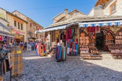 Passeggiata estiva nel centro storico di Mostar in Bosnia Erzegovina - © asiastock / Shutterstock.com