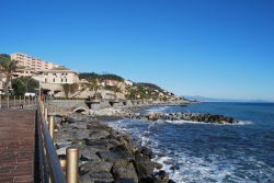 Passeggiata fra Arenzano e Cogoleto, Liguria. Questo bel lungomare è intotolato al cantautore italiano Fabrizio De André scomparso nel 1999.
