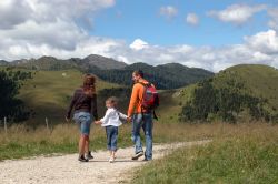 Passeggiata in famiglia nel Tesino, Trentino Alto Adige. Sono tante le attività e le escursioni che si possono fare in questa zona della provincia di Trento immersa fra boschi, montagne ...