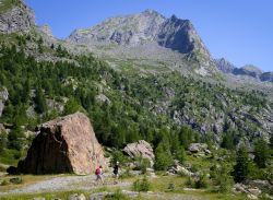 Passeggiata in montagna in una giornata estiva in Val Masino, Lombardia.



