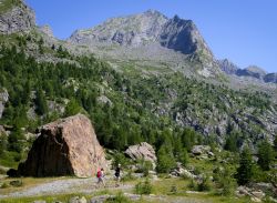 Passeggiata in montagna in una giornata estiva in Val Masino, Lombardia.



