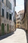 Passeggiata in una antica strada del borgo di Sinalunga in Toscana.