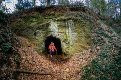 Passeggiata in una grotta naturale nei dintorni di Montescudaio in Toscana, siamo nel pisano - © robertonencini / Shutterstock.com