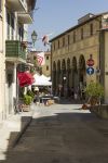 Passeggiata in una via del centro di Lastra a Signa, antica città alle porte di Firenze - © Greta Gabaglio / Shutterstock.com