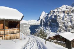 Passeggiata invernale tra le case in legno del villaggio di Murren in Svizzera