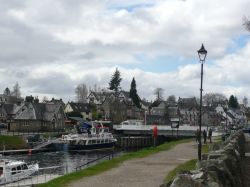 Passeggiata verso Fort Augustus, in Scozia - il paesino di Fort Augustus, o Kiliwhimin in gaelico, si trova sulla sponda meridionale del Loch Ness e ha un'economia basata prevalentemente ...