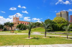 Passeggiata lungo il fiume Paraguay nella città di Asuncion: la capitale di questo stato del Sud America sorge sulle colline presso la sponda est del rio.

