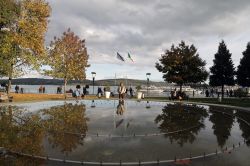 Passeggiata lungo il lago Maggiore a Arona, Piemonte - Considerato il più esteso dei laghi prealpini, tanto da meritarsi il nome di "Maggiore", questo bel lago ha incantato ...