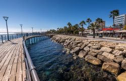 Passeggiata lungo il parco marino di Molos nei pressi di Limassol, Cipro. Questa ridente località balneare si affaccia sulla baia Akrotiri all'estremità centro-meridionale ...