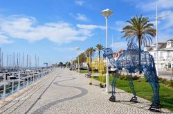 Passeggiata lungo la marina di Vila Real de Santo Antonio, Portogallo. In primo piano due dromedari realizzati in fil di ferro colorato - © Caron Badkin / Shutterstock.com