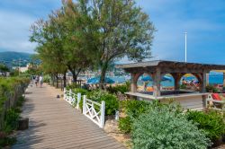 Passeggiata lungo la spiaggia di Le Lavandou nel dipartimento del Var (Francia) - © Juergen Wackenhut / Shutterstock.com
