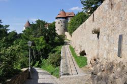 Una passeggiata lungo le mura cittadine di Bautzen, Germania. Quasi interamente conservate, le mura fortificate offrono un suggestivo panorama su questa città medievale.
