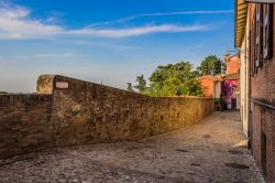 Un tratto della mura che racchiude il centro storico di Dozza con il bel borgo medievale che sorge attorno alla Rocca ricostruita negli ultimi decenni del XV° secolo e poi trasformata da ...