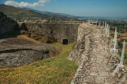 Passeggiata lungo le possenti mura del castello di Linhares da Beira, Portogallo.

