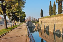 Passeggiata lungo un canale di Peschiera del Garda, Veneto.
