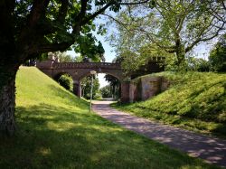 Passeggiata lungo un parco pubblico cittadino a Nijmegen, Olanda.
