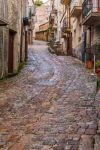 Passeggiata lungo una stradina lastricata del centro storico di Geraci Siculo