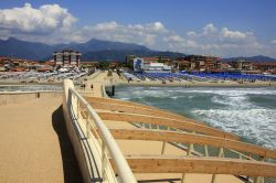 La passeggiata lungomare a Lido di Camaiore, Lucca, Toscana. Questa stazione balneare all'avanguardia  è caratterizzata da un'elegante passeggiata lungomare, Viale Europa, ...