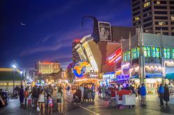 Passeggiata lungomare by night con casinò a Atlantic City, New Jersey (USA): legalizzato nel 1976, il gioco d'azzardo ha permesso la rinascita della città - © f11photo ...