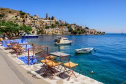 Passeggiata lungomare dell'isola greca di Symi, Dodecaneso. Si trova a una quarantina di km dalle coste di Rodi nel mar Egeo e fa parte dell'arcipelago del Dodecaneso.

