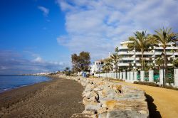 Passeggiata lungomare a Marbella, Spagna. Una bella veduta d'insieme di spiaggia e resort affacciati sul Mar Mediterraneo - © Artur Bogacki / Shutterstock.com