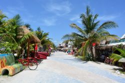 Passeggiata lungomare nella città di Mahahual, Messico - © mundosemfim / Shutterstock.com