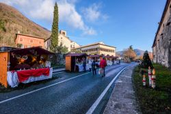 Passeggiata nei Colori d'Inverno: il mercatino natalizio di Follina, provincia di Treviso, Veneto - © Stefano Mazzola / Shutterstock.com