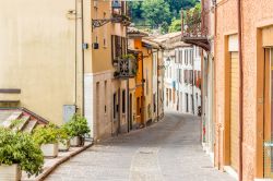 Passeggiata nel borgo di Bertinoro sulle colline ...