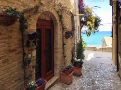 Passeggiata nel borgo di Grottamare con vista sul Mare Adriatico, Marche.
