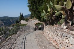 Passeggiata nel borgo di Stilo nei pressi della Chiesa Bizantina chiamata la Cattolica