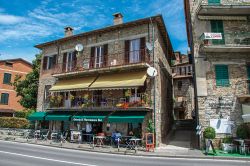 Passeggiata nel centro di Passignano sul Trasimeno in Umbria - © Celli07 / Shutterstock.com