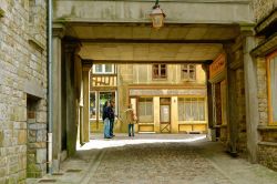 Passeggiata nel centro medioevale di Domfront in Normandia, nord della Francia. - © Chris Jenner / Shutterstock.com